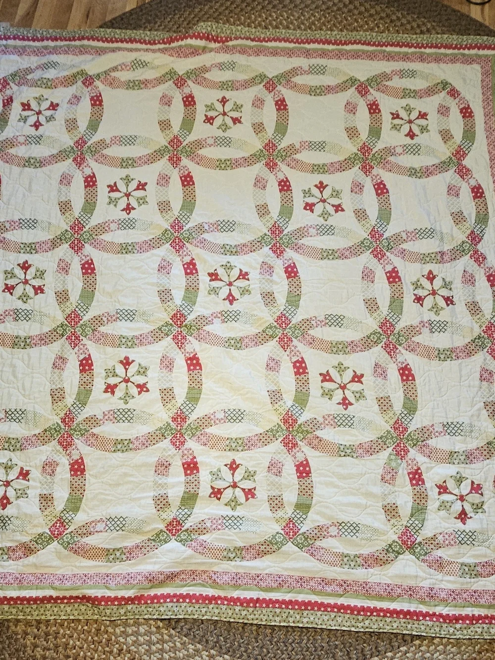 Handcrafted Double Wedding Ring Quilted Bedspread in Cream, Red & Green.
